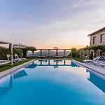 Scenic In With Pool *