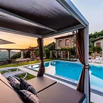 Scenic In With Pool Villa